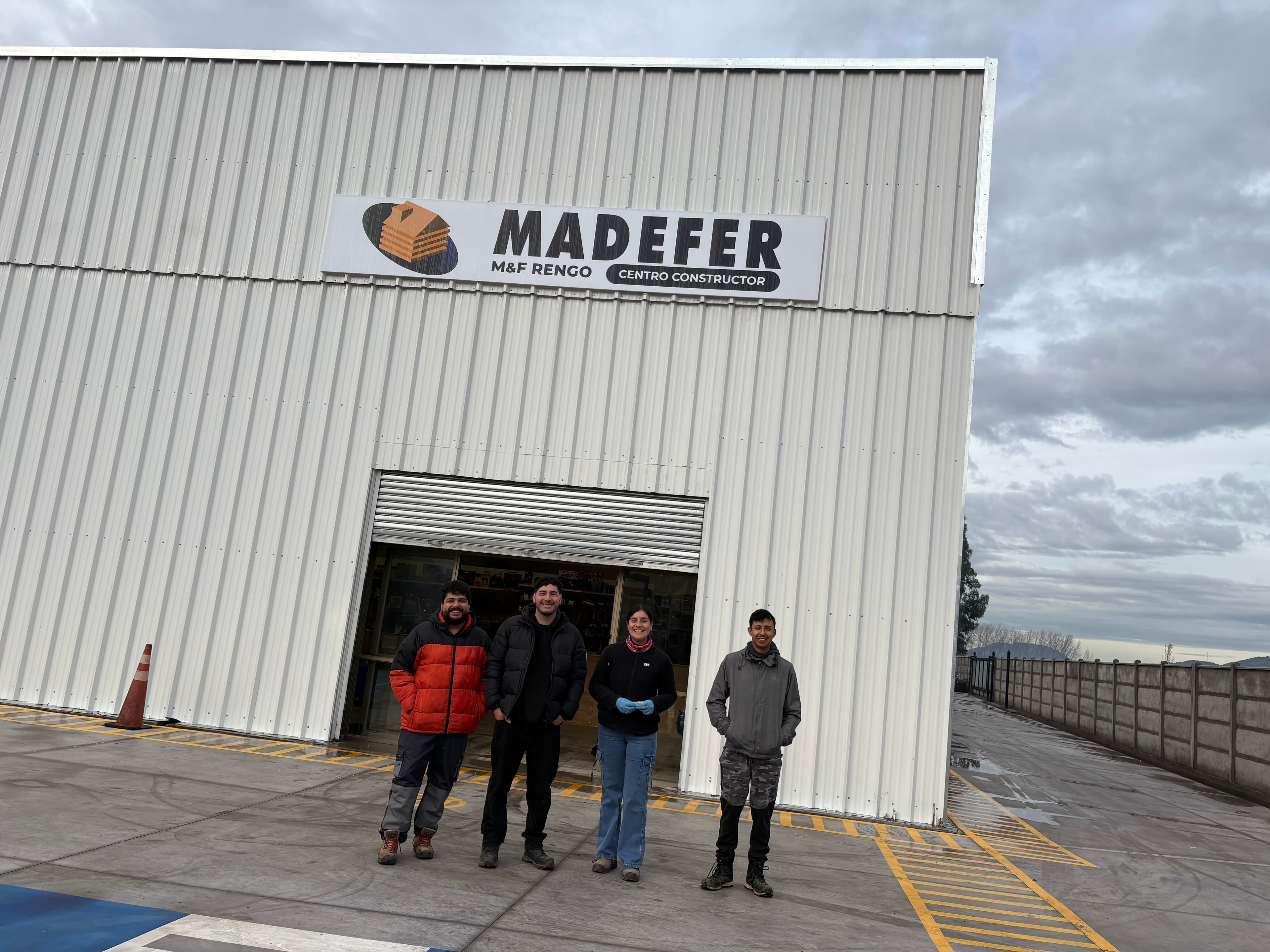 Equipo de Madefer MyF Rengo frente a la sucursal