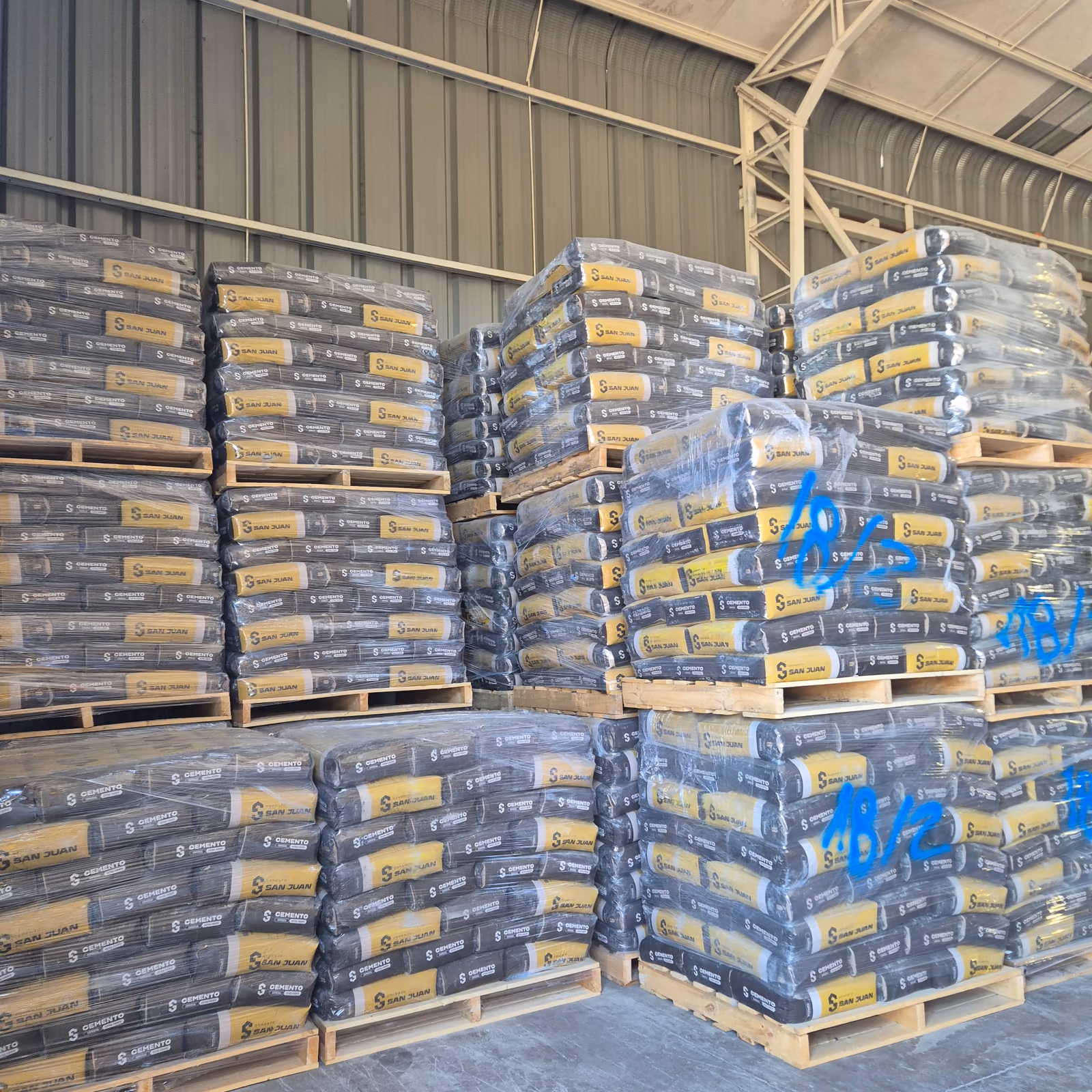 Pallets de sacos de cemento en la bodega de Madefer